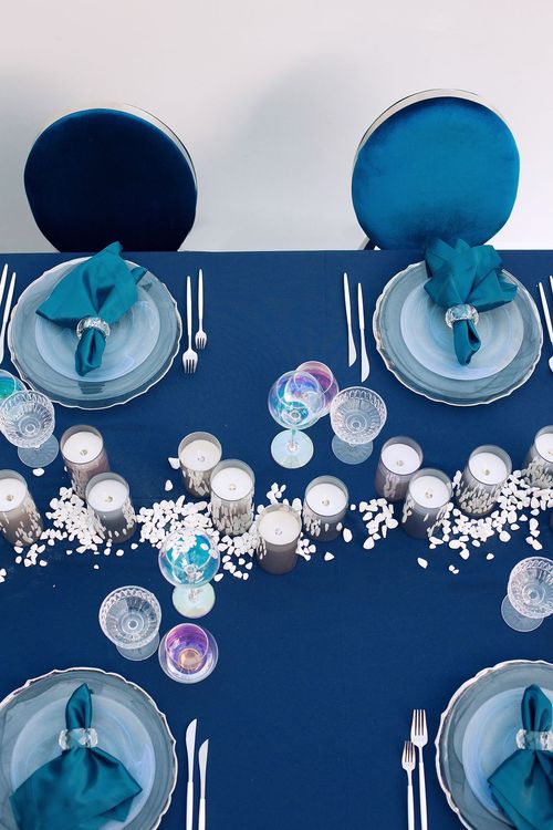 Синий сет за прямоугольным столом