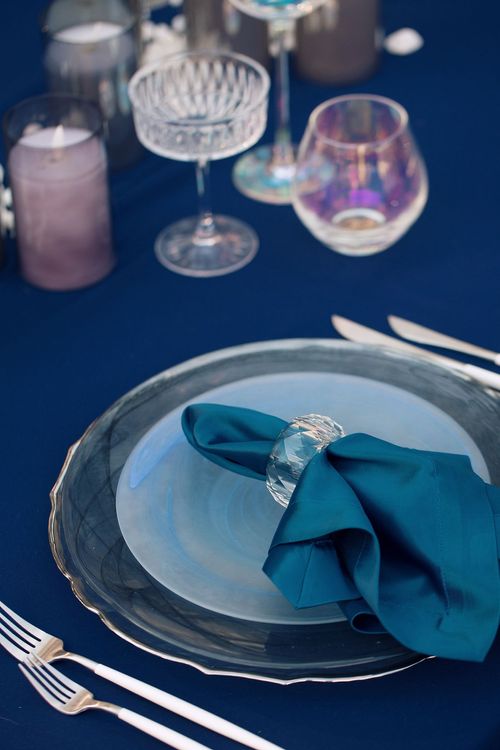 Синий сет за прямоугольным столом