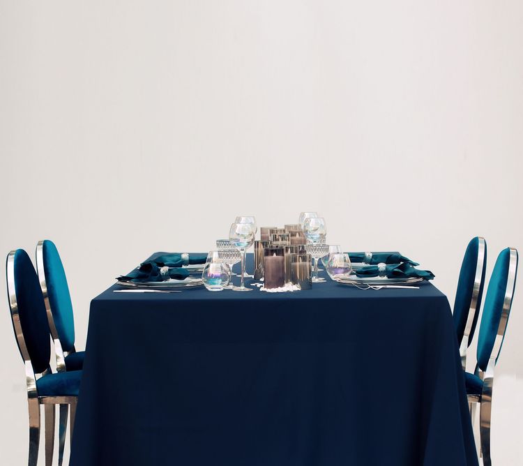 Синий сет за прямоугольным столом