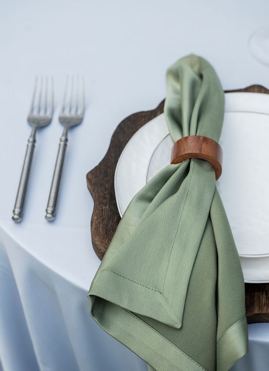 Стальной-серый за круглым столом