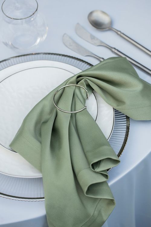 Стальной-серый за круглым столом