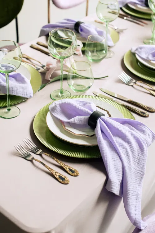 Вересковый сет за прямоугольным столом