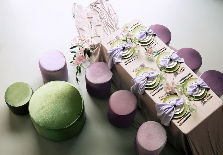 Вересковый сет за прямоугольным столом