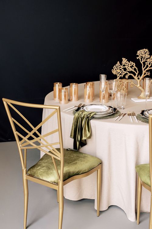 Зеленый сет за круглым столом