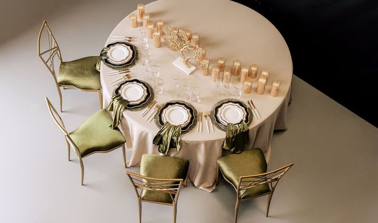 Зеленый сет за круглым столом