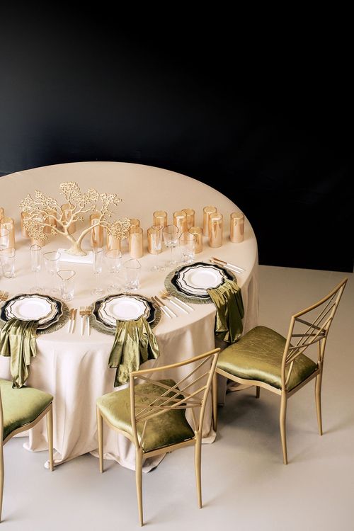 Зеленый сет за круглым столом