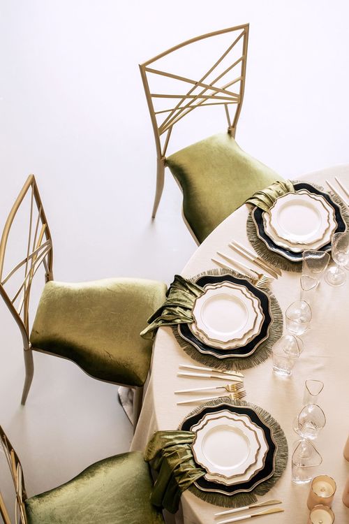 Зеленый сет за круглым столом