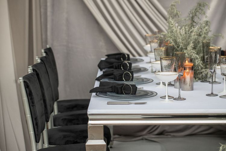 Зеркальный сет за прямоугольным столом