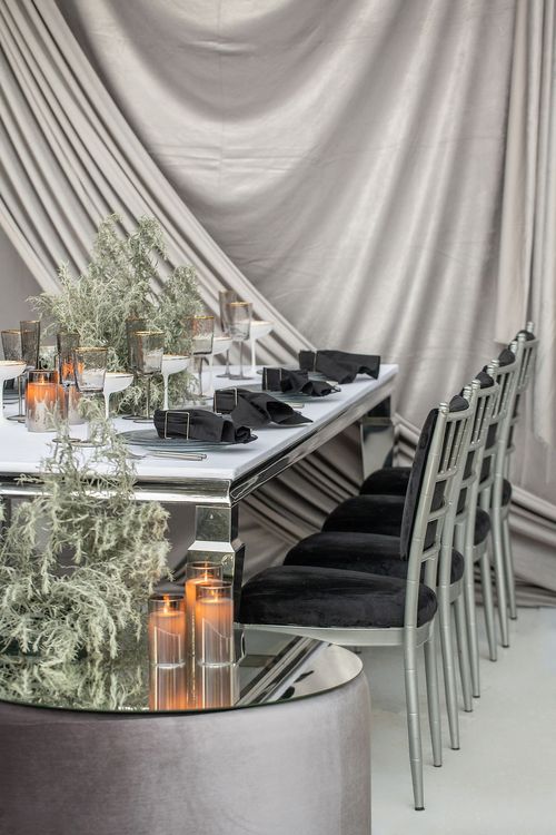 Зеркальный сет за прямоугольным столом