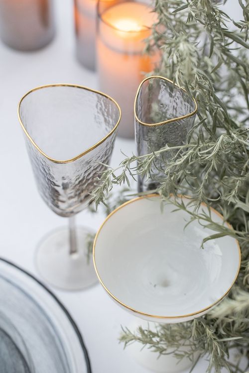 Зеркальный сет за прямоугольным столом