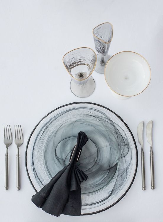 Зеркальный сет за прямоугольным столом