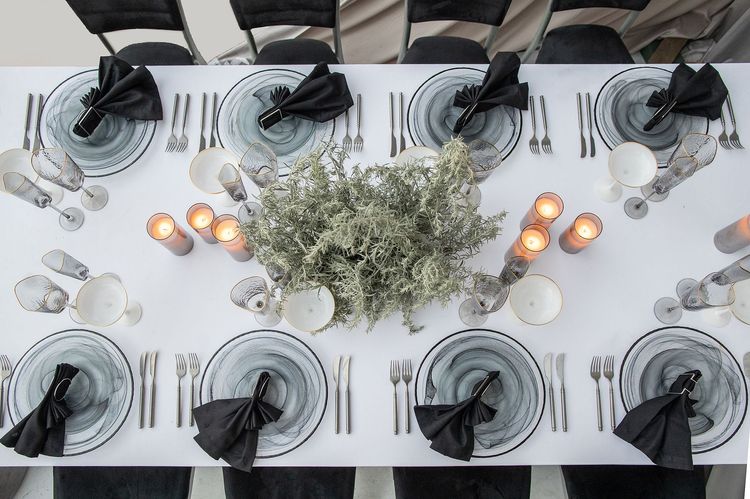 Зеркальный сет за прямоугольным столом